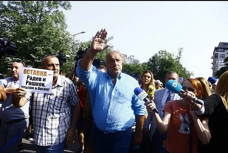 Агитка пред полицията в подкрепа на Борисов