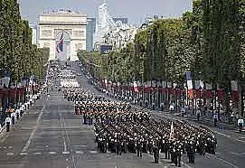 5000 военни на парад по Шанз Елизе