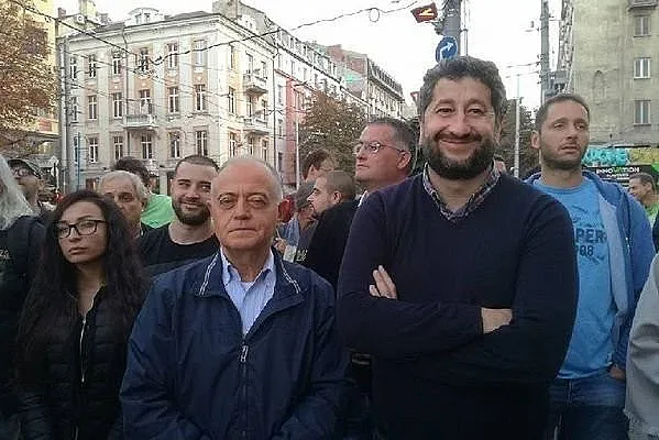 Демократична България взе София