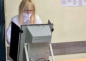 Лили Иванова се снима с хората от комисията /Фото/