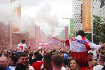 Лудница в Лондон, голи фенове пред "Уембли" (ФОТО 18+)