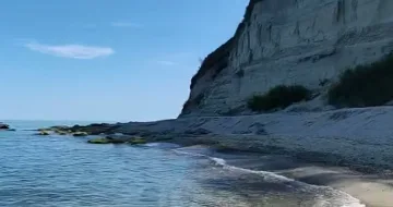 Странна гледка на наш плаж. Има проблем