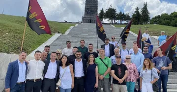 БЪЛГАРСКИТЕ ПАТРИОТИ закриха кампанията на свещения връх Шипка