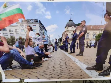 Отровното трио с изложба за бунта срещу Борисов (СНИМКИ)