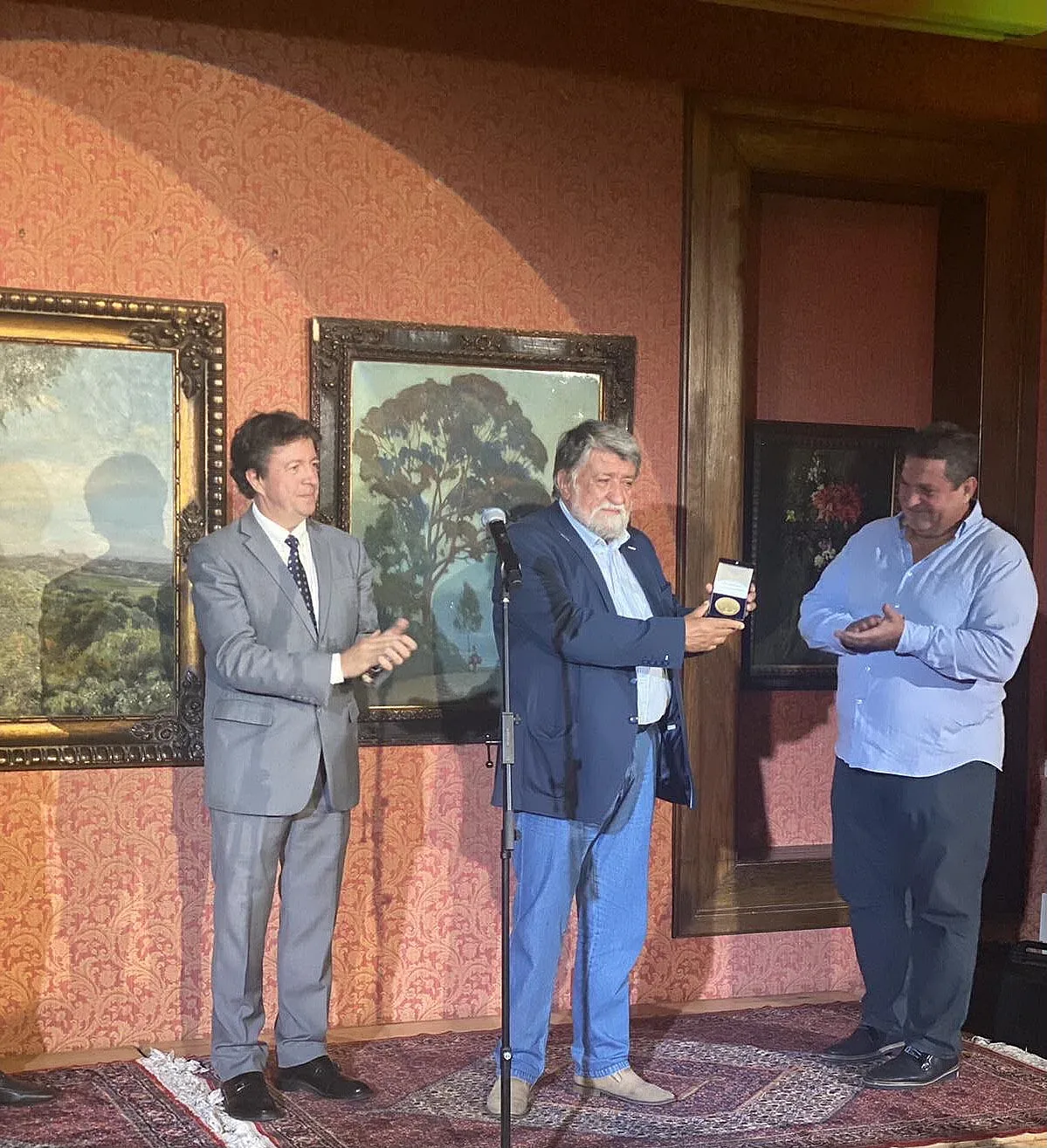 Вежди Рашидов с почетен медал на Кралския артистичен кръг