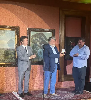 Вежди Рашидов с почетен медал на Кралския артистичен кръг