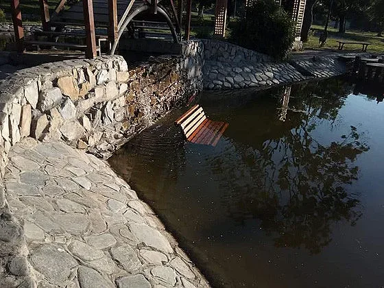 Вандали хвърлиха пейка в езерото в старозагорски парк