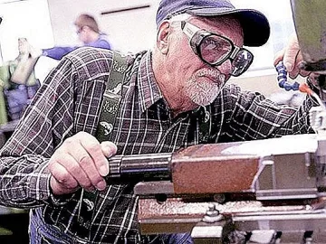 Всеки шести над 55 г. продължава да работи