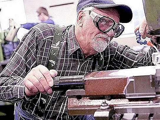 Всеки шести над 55 г. продължава да работи