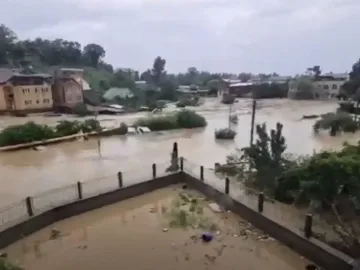 Любимият курорт на Путин под вода, руснаци злорадстват
