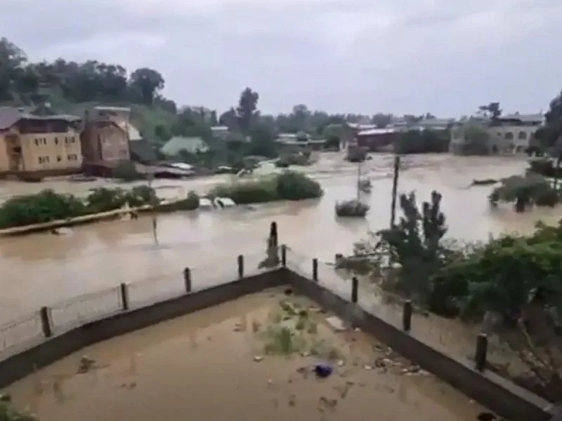 Любимият курорт на Путин под вода, руснаци злорадстват