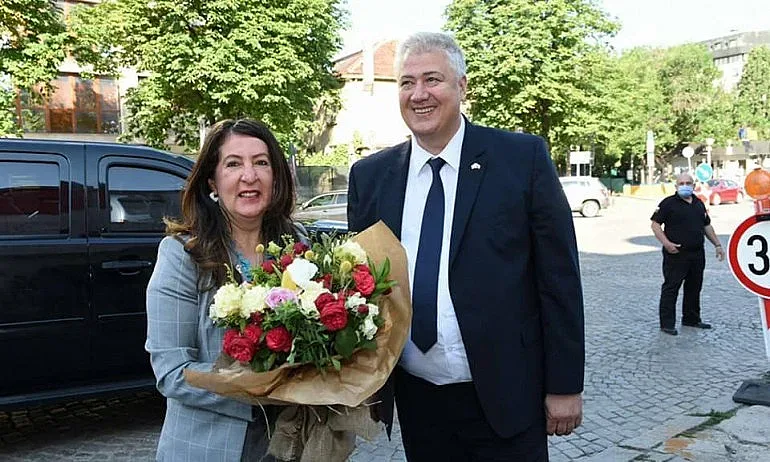В Деня на независимостта! Херо Мустафа с подаръци за болни деца