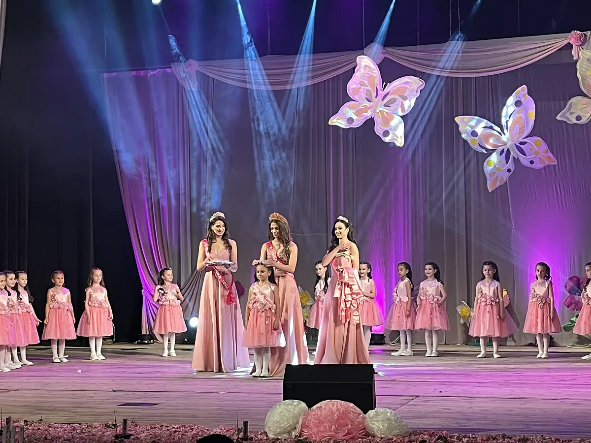 Цветна приказка с изящни героини – спектакълът „Принцеси на розата“ въодушеви публиката в Казанлък