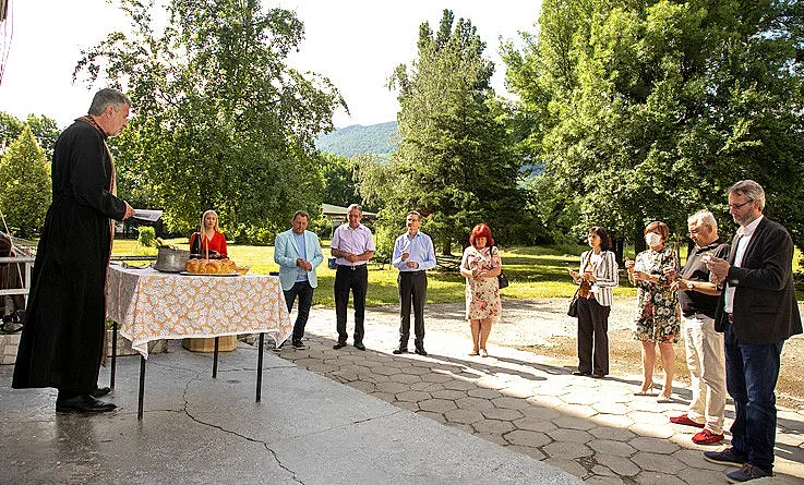 ГЕОТЕХМИН ремонтира болницата на Етрополе