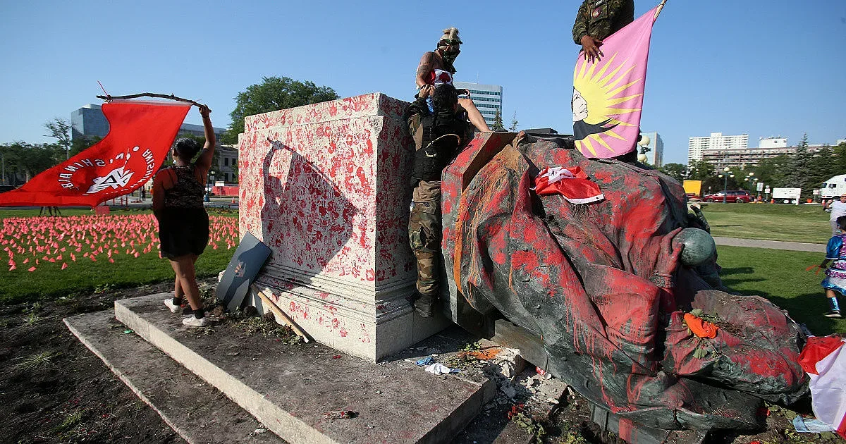 Събориха паметници на кралиците Виктория и Елизабет II