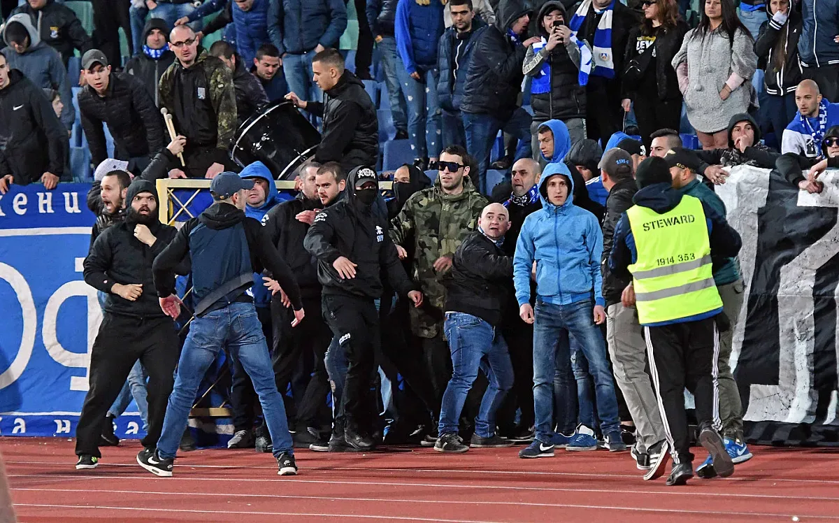 Напрежение! Ултраси нахлуха в офиса на Сираков