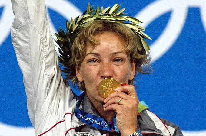 Гроздева на седма Олимпиада, носи знамето