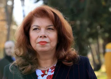 Йотова обсъди проблемите ни със Скопие в Париж