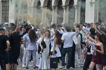 Различните абитуриенти. Гайди и носии /СНИМКИ/