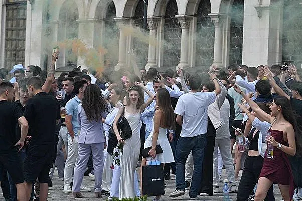 Различните абитуриенти. Гайди и носии /СНИМКИ/