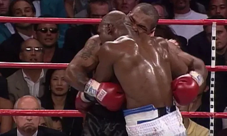 На този ден: Тайсън отхапа ухото на Холифийлд, изплю го на пода