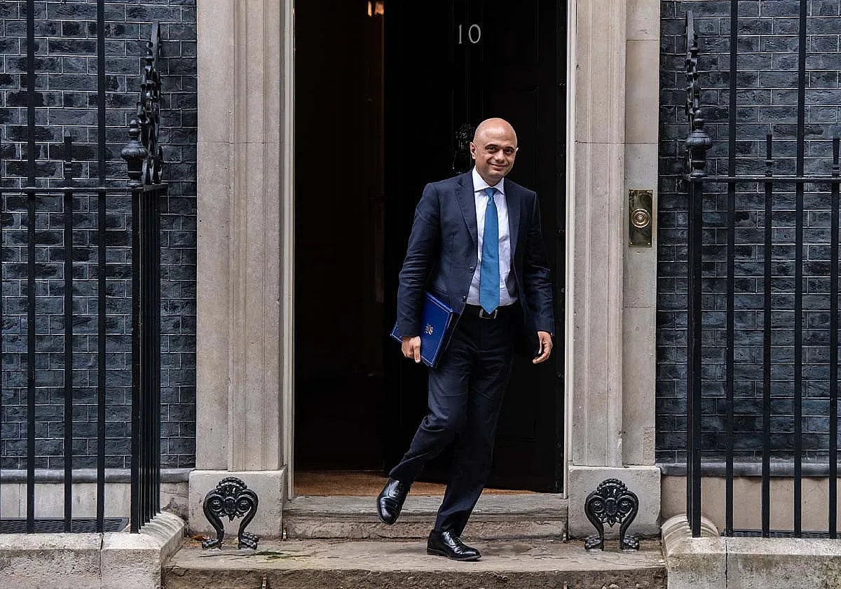 След целувката на уволнението! Бивш МВР-шеф поема здравето в Англия