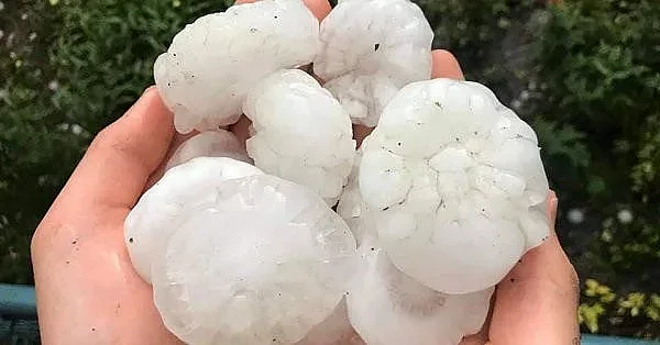 Градушка удари селата, масово бягат от вилите