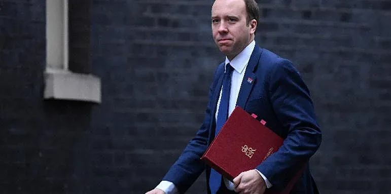 Здравен министър хвърли оставка заради целувка