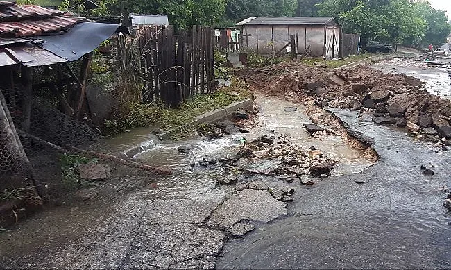 В Котел бедствено положение, пътят  София - Варна затворен