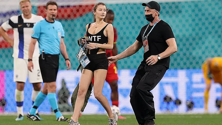 Разголена фенка стана хит на Евро 2021