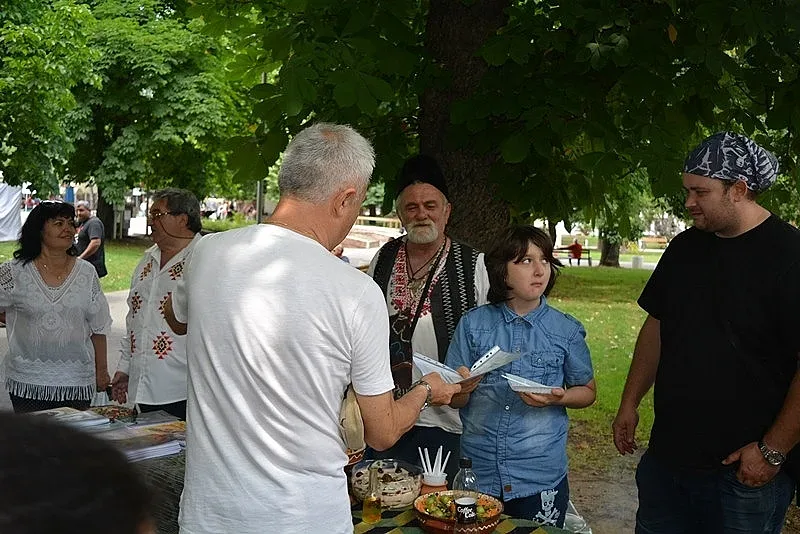 Петокласник прави черешовата торта на баба