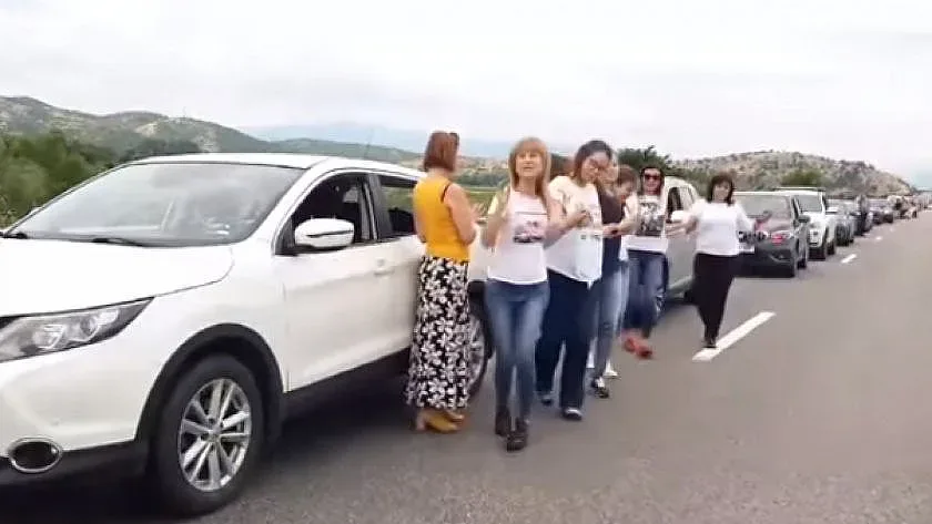 На границата с Гърция: Хоро се вие около тапата с коли