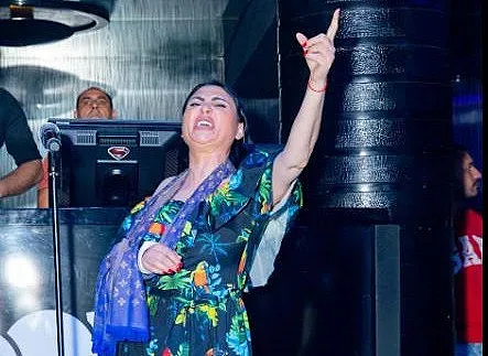 Софи Маринова крие гипс с шал