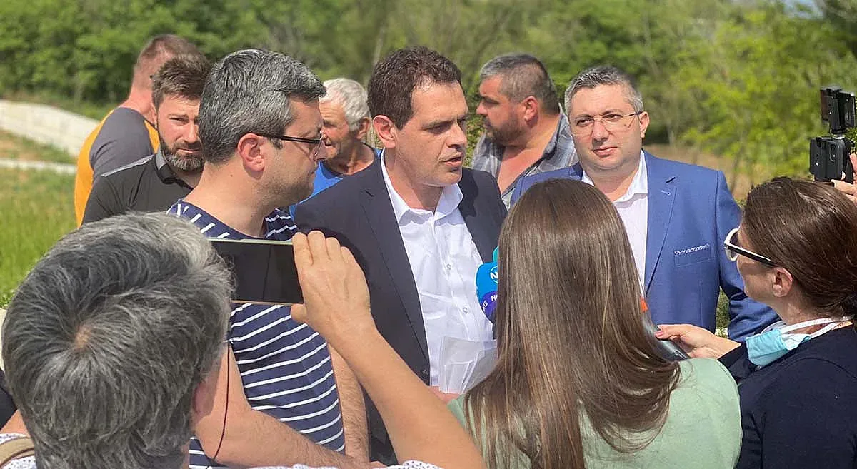 Л. Борисов: Язовирът източен, за да се снима Петков в него