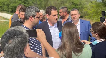 Л. Борисов: Язовирът източен, за да се снима Петков в него