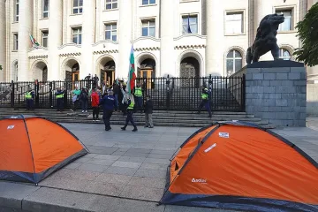 Гешев финтира протестърите,чака Кьовеши