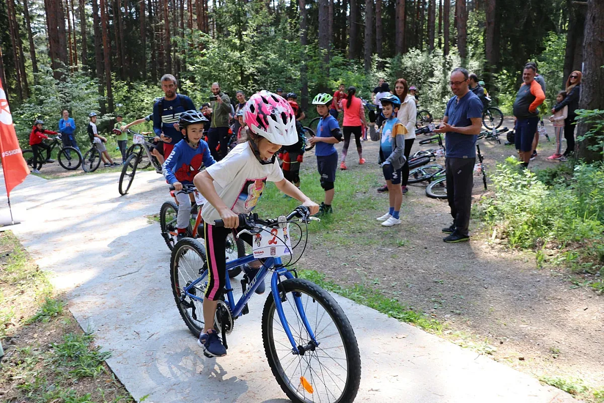 Малчуганите в Банско със състезание по планинско колоездене