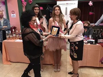 Почетен плакет и цветя от Кмета за организаторите на Rose Wine Expo