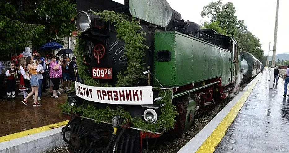 Теснолинейка чества 100 години с атракционно пътуване