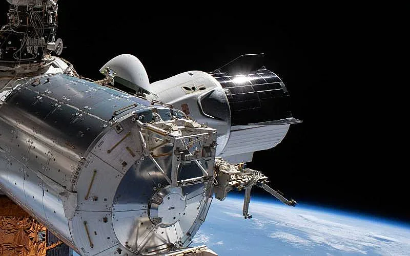 "Дракон" се скачи успешно с МКС