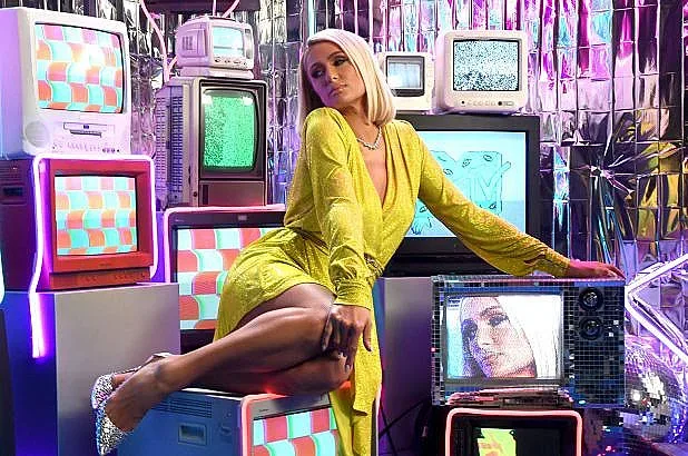 Парис издава тайни в автобиографична книга