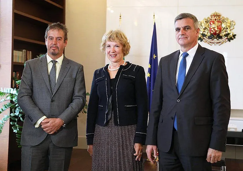 Янев говори за корупцията с посланици