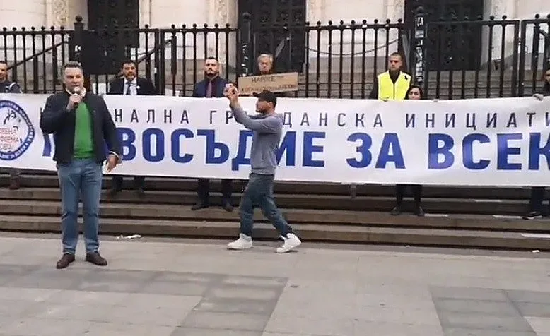 Към момента: стотици на протест срещу Гешев