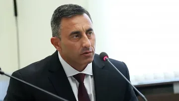 Финансовият министър плътно зад шефа на НАП