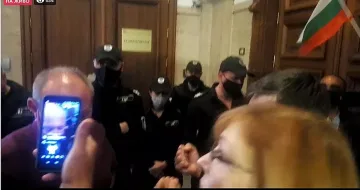 Напрежение. Атакуват кабинета на Гешев