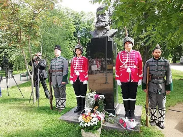 Отрупан с цветя е паметникът на Ботев в Казанлък