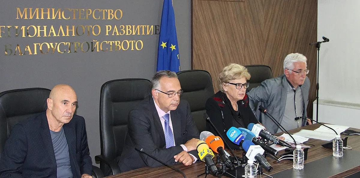 Защо отлетяха шефовете на АПИ? Министър проговори
