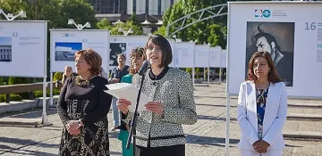 Гледаме атрактивна изложба по Моста на влюбените