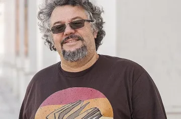 Къси гащи лишиха депутат от заплата