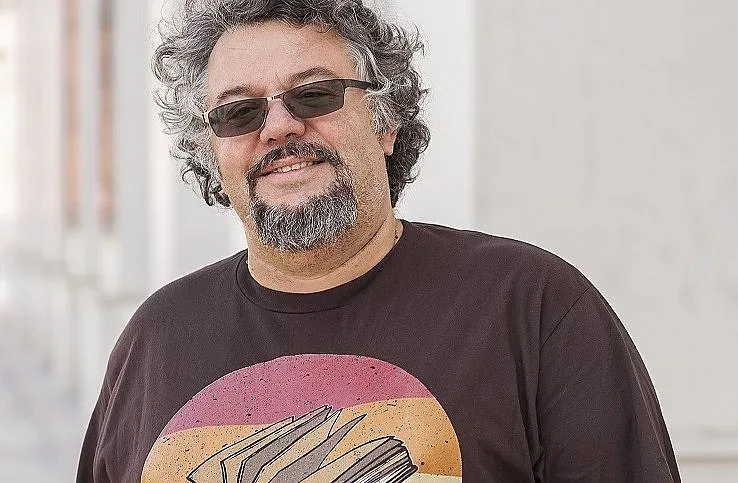 Къси гащи лишиха депутат от заплата